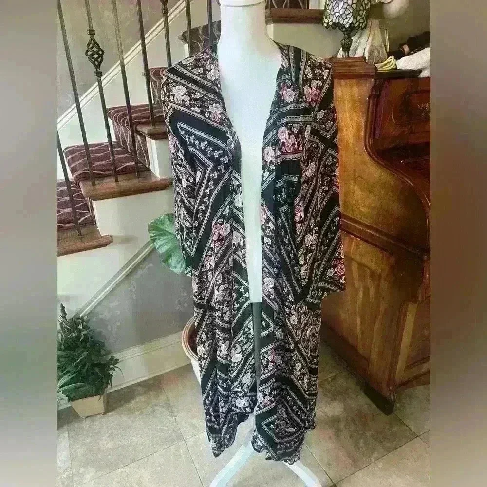 Torrid ladies maxi wrap size 1/2. Excellent condition. Floral black pattern maxi